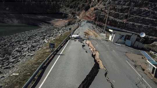 Turquia terá de reconstruir 'um Portugal' em meio a escombros e desabrigados após terremoto