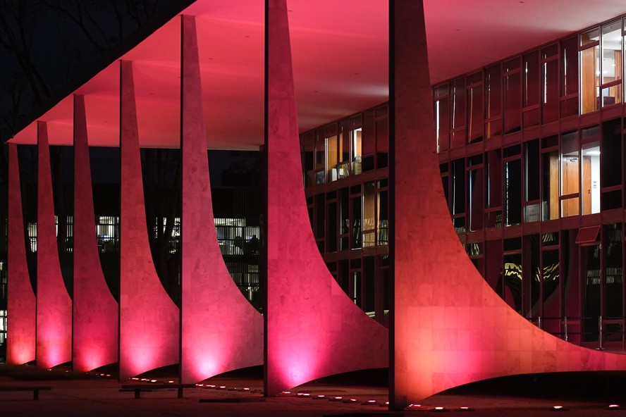 O Supremo Tribunal Federal iluminado em alusão à campanha Outubro Rosa