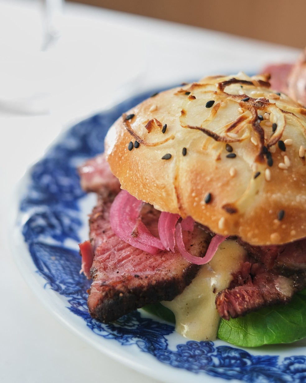 Sanduíche de pastrami do Glória Bistrô — Foto: Guga Lessa
