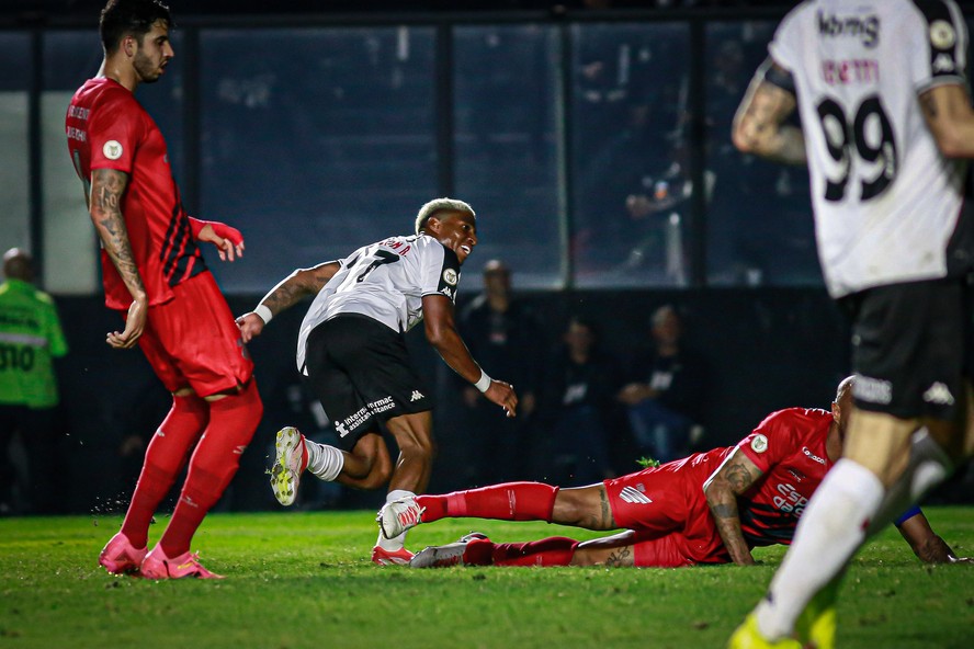 Emerson Rodríguez faz seu primeiro gol pelo Vasco, diante do Athletico-PR