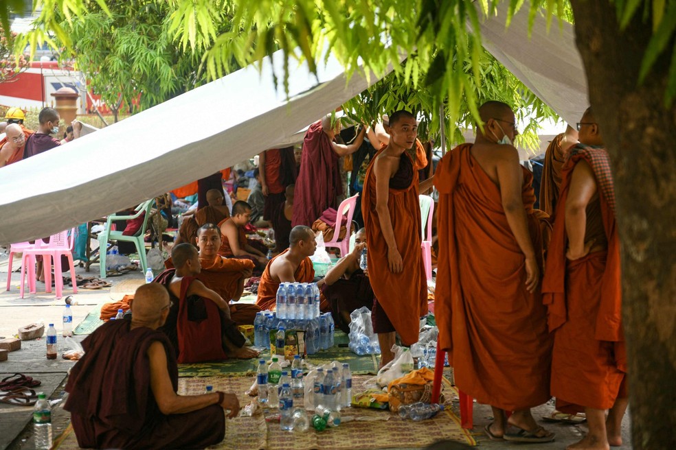 Equipes de resgate em Mianmar tentam encontrar sobreviventes após desabamento em templo budista durante terremoto, na cidade de Mandalay — Foto: Sai Aung Main / AFP