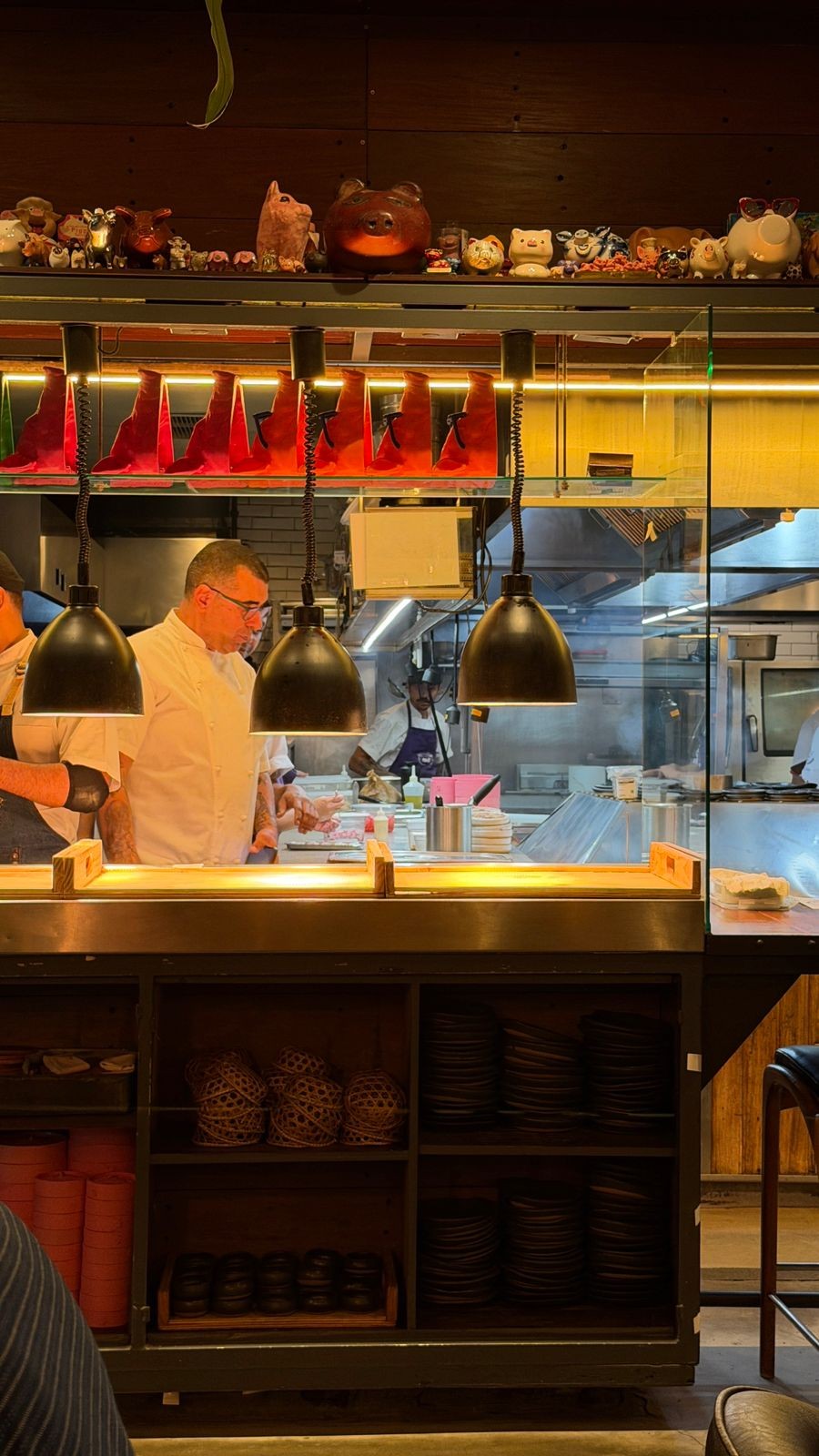 O chef Jefferson Rueda na cozinha de seu restaurante, A Casa do Porco - Foto: Ian Oliver
