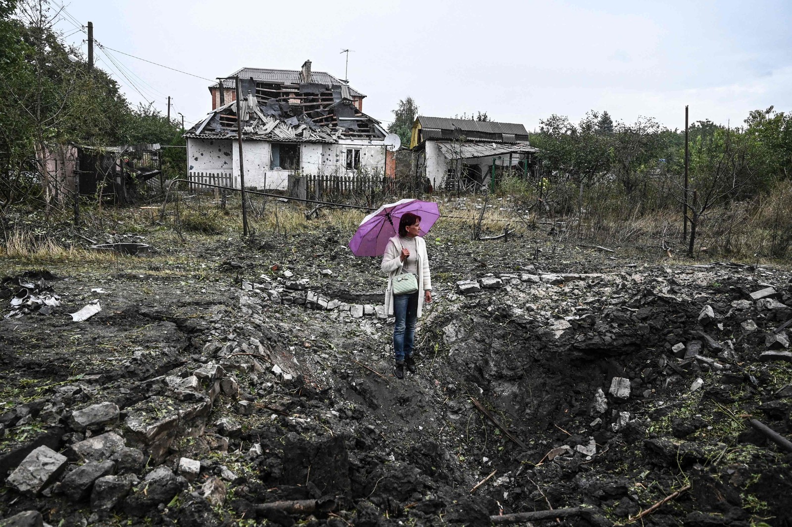 Mulher observa destroços em frente à casa destruída, em Kramatorsk, região de Donetsk, Ucrânia — Foto: JUAN BARRETO / AFP