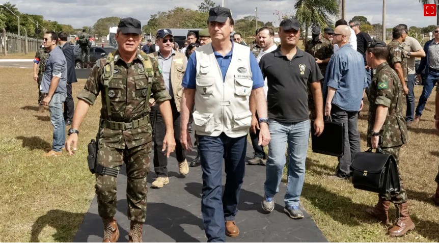 Impacientes com Bolsonaro, militares alvos da PF usavam palavrões: 'Quatro linhas é o c...'