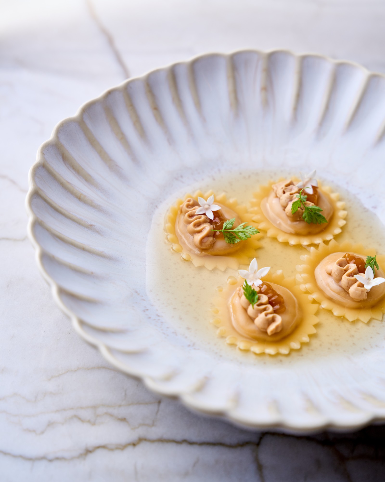 Nelita: Dishes such as solar ravioli, stuffed with sweet, fermented tomatoes, topped with foie gras ganache and surrounded by chicken stock, ensure the house of Tássia Magalhäes takes third place - Photo: Publicity/Estúdio Mió