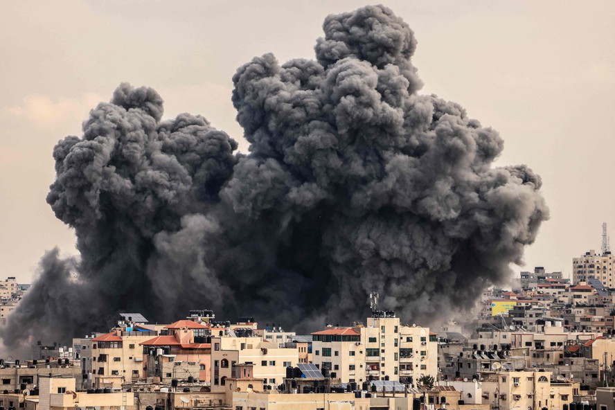 Fumaça no céu da Faixa de Gaza após respostas de Israel ao Hamas