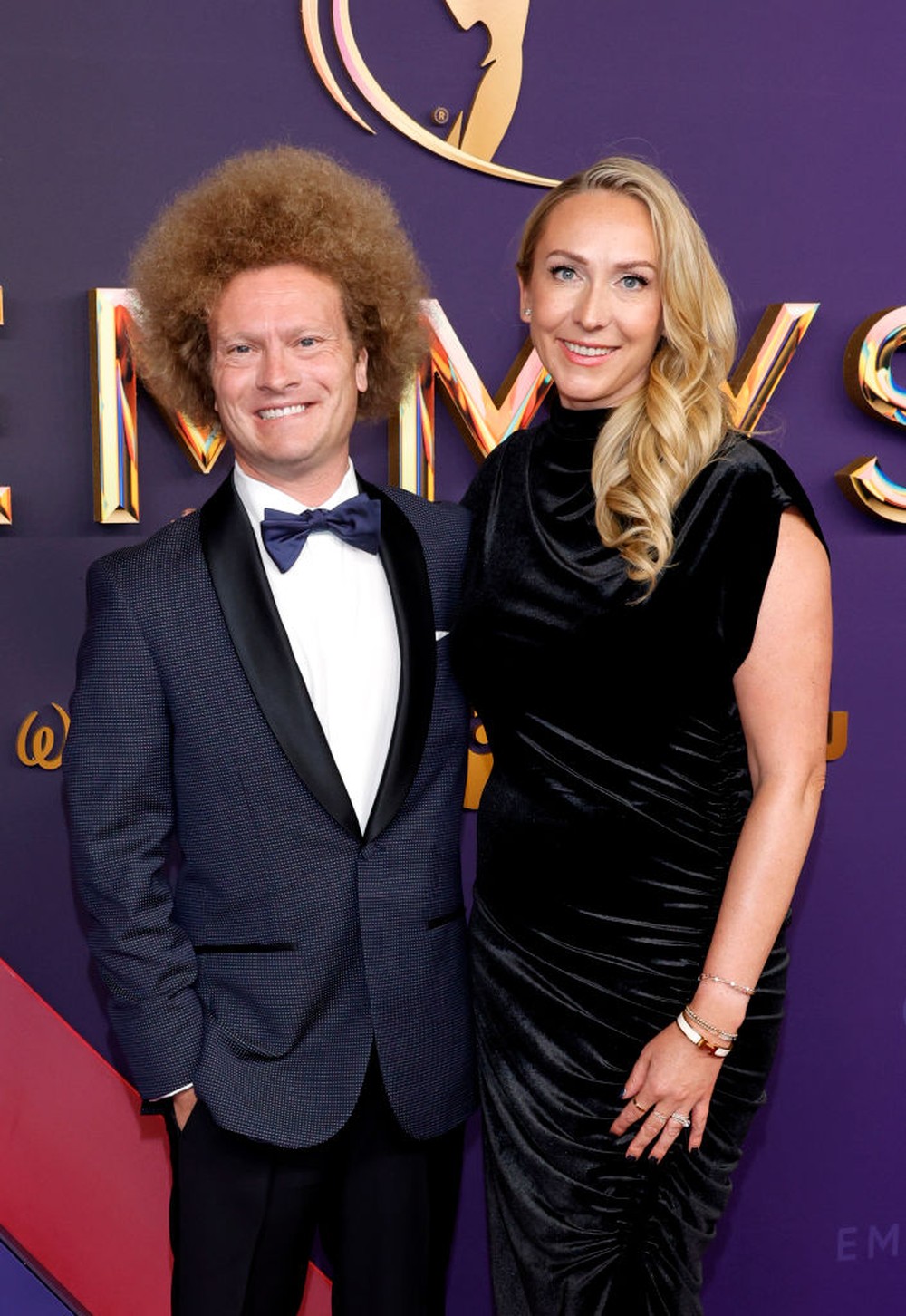 Emmy: celebridades cruzam o tapete da premiação na noite deste domingo