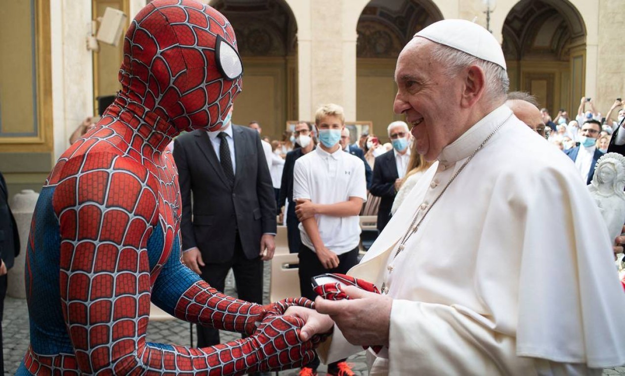O papa Francisco cumprimenta homem vestido de Homem-Aranha que se apresenta em hospitais para crianças doentes, em junho de 2021  — Foto: HANDOUT / AFP