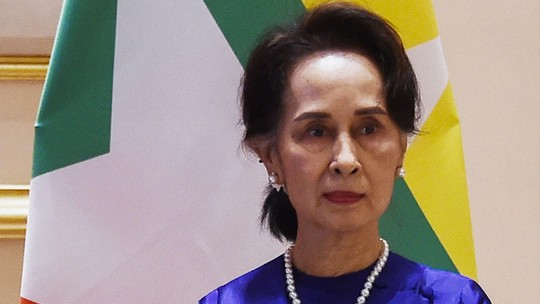 Aung San Suu Kyi, ex-presidente de Mianmar e prêmio Nobel da Paz, deixa cadeia e fica em prisão domiciliar