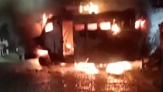 'Pegou fogo aqui dentro de casa', diz moradora da Praça Seca sobre caveirão atacado na Praça Seca