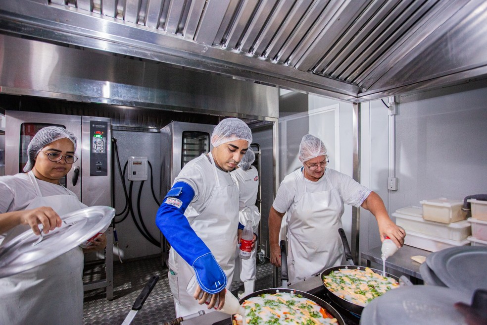 Cozinheiros da Ação da Cidadania preparam alimentos: ONG distribui mil refeições por dia — Foto: Beatriz Orle