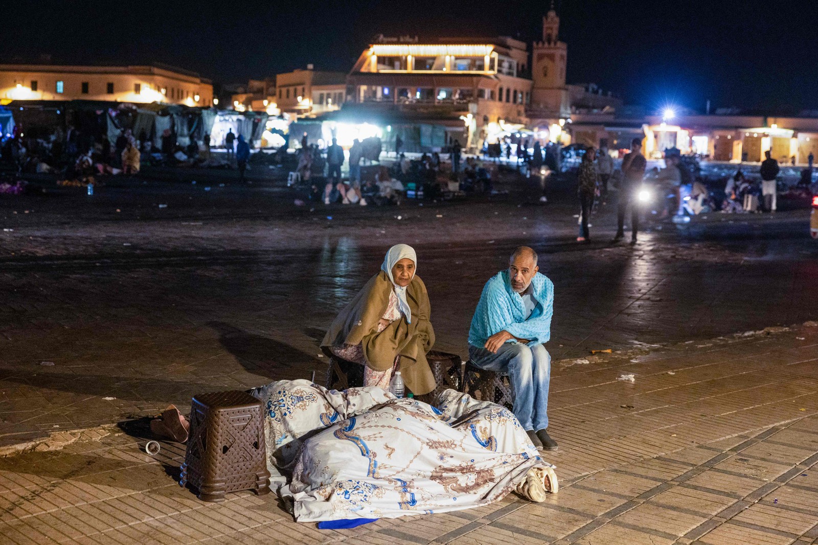 Moradores se abrigam em uma praça após um terremoto em Marrakesh — Foto: Fadel Senna/AFP
