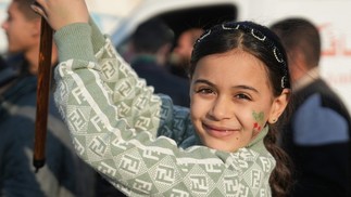 Em declaração por vídeo, o líder do grupo jihadista Hayet Tahrir al-Sham (HTS), Ahmed al-Sharaa, antes conhecido como Abu Mohammed al-Jawlani, pediu ao público que comemorasse a queda do regime de Assad sem disparar tiros — Foto: MUHAMMAD HAJ KADOUR / AFP