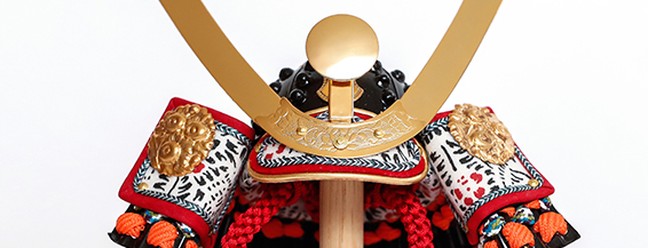 Miniatura de um capacete antigo de samurai. Presente do ex-primeiro-ministro Shinzo Abe na posse. Valor: R$ 20.000 — Foto: Divulgação