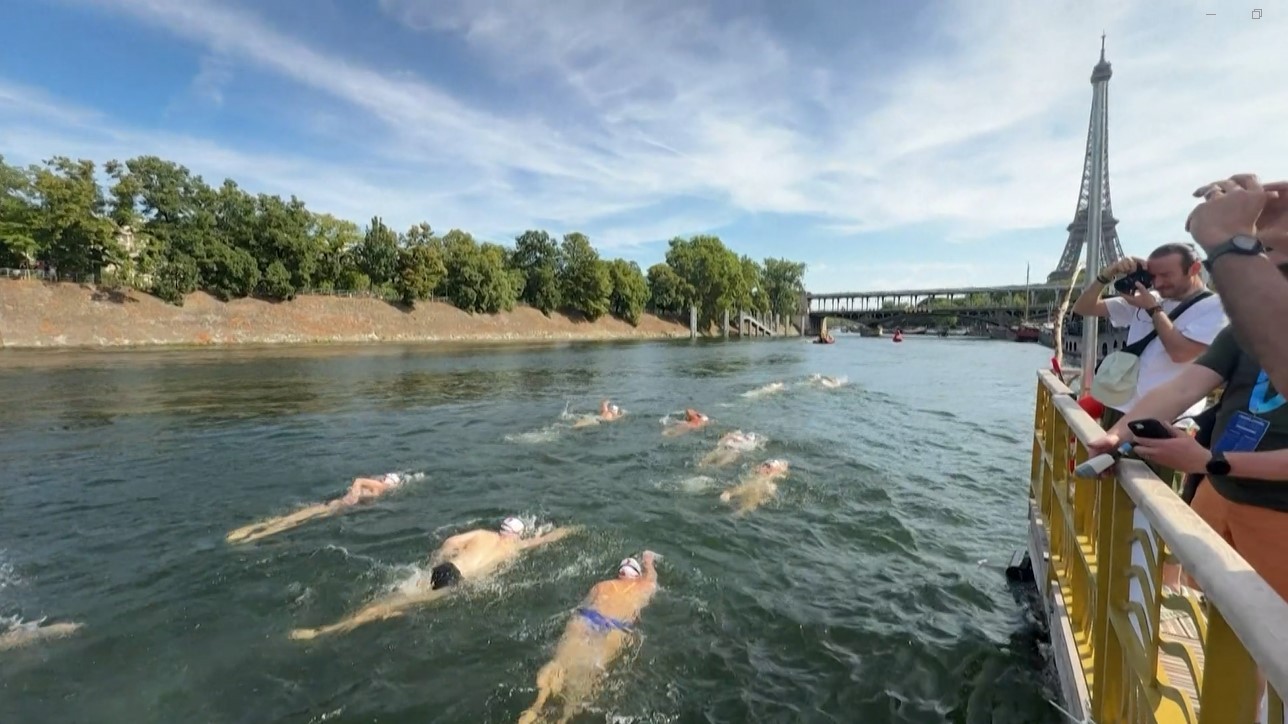 Nadadores Cruza Rio Sena em Prova Histórica Após 80 Anos