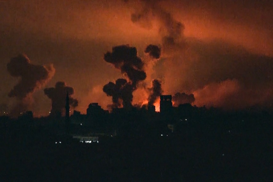 Imagem de Gaza no escuro após bombardeio destruir rede de telecomunicação no enclave palestino
