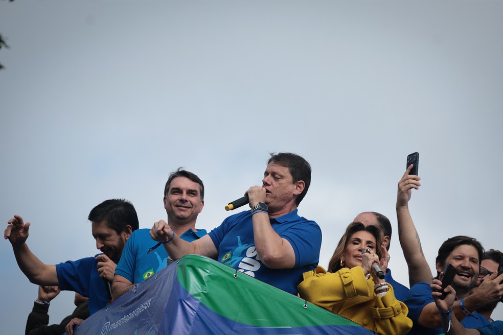 O governador Tarcísio de Freitas ao lado do senador Flávio Bolsonaro na Marcha para Jesus — Foto: Maria Isabel Oliveira/Agência O Globo