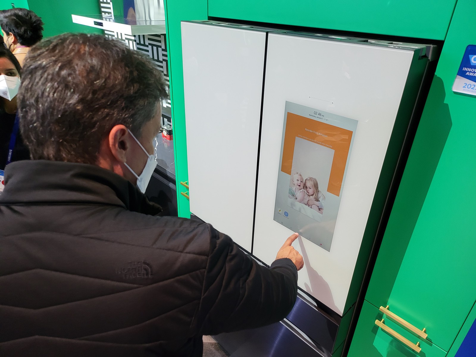 Homem testa conexão por biometria para verificar informações na geladeira Divulgação