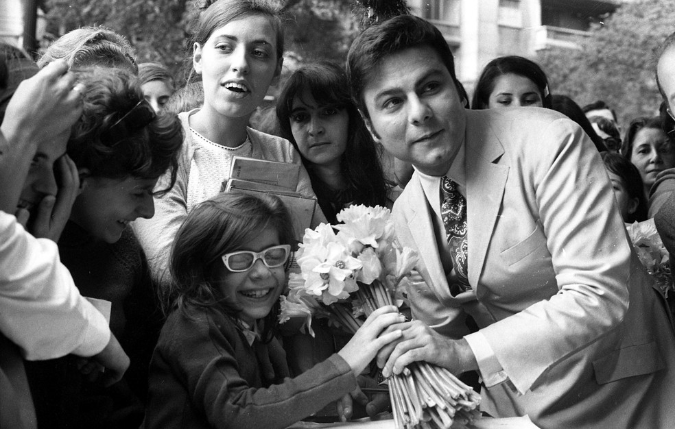 Agnaldo Rayol atendendo fãs em foto de 1968 — Foto: Agência O Globo