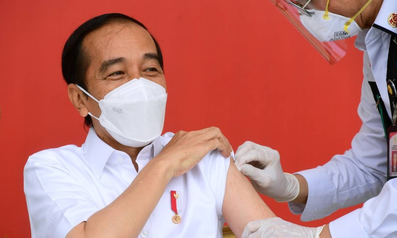 O presidente da Indonésia, Joko Widodo, recebe uma injeção da vacina contra Covid-19 no Palácio Merdeka em Jacarta, Indonésia — Foto: Muchlis Jr/Presidential Palace / via REUTERS