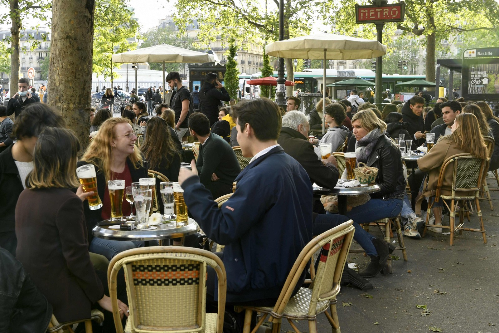 Turistas e moradores aproveitam o ar livre em Paris, na França, depois que o governo suspendou parte das medidas de restrição contra a Covid-19AFP