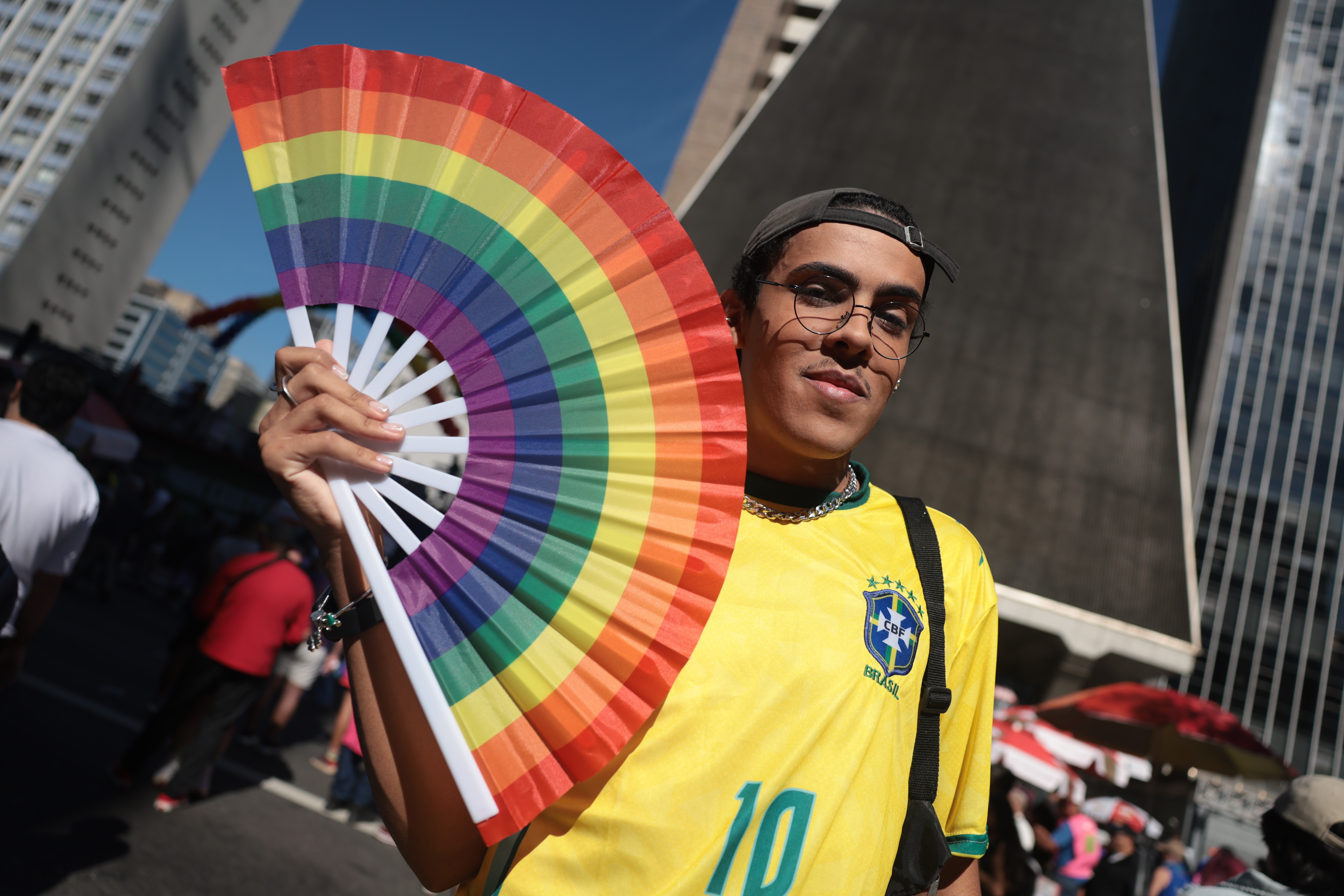 Com slogan político, Parada LGBT+ tem profusão de camisas e 
