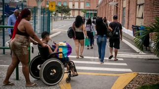 Idosos, deficientes, crianças, todos na fila de recadastramento do CadÚnico, numa tentativa de não perder o Auxílio Brasil — Foto: Brenno Carvalho/Agência O Globo