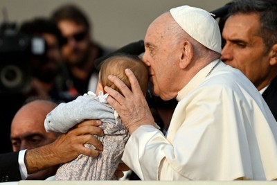 Pheeno 🏳️‍🌈 on X: Papa Francisco demite bispo conservador do