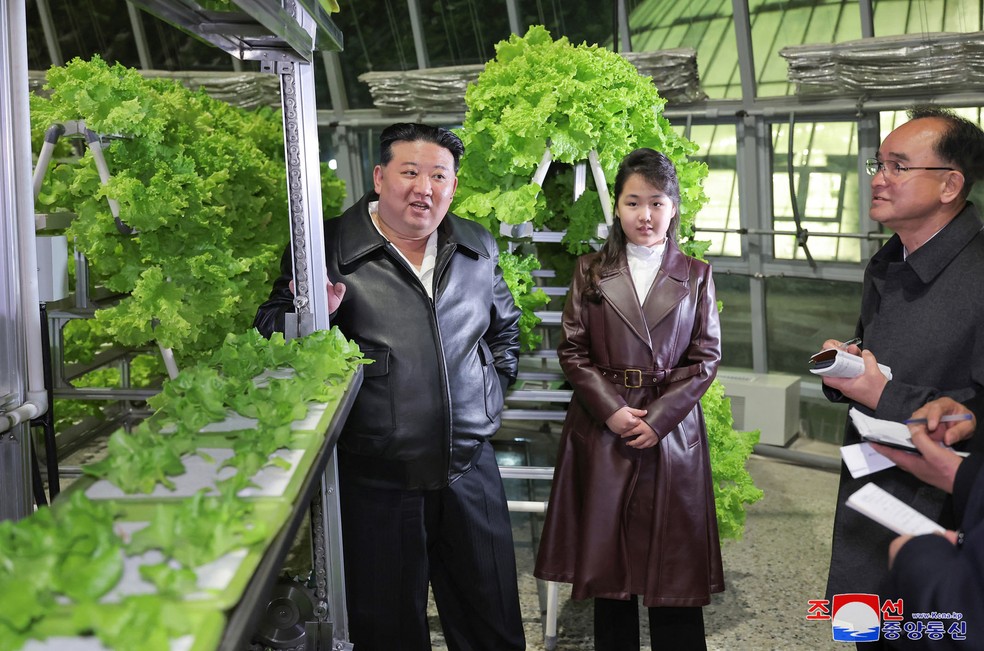 O líder norte-coreano, Kim Jong Un, e sua filha Ju Ae visitando a Gangdong Comprehensive Greenhouse, em Pyongyang. — Foto: STR/KCNA VIA KNS/AFP
