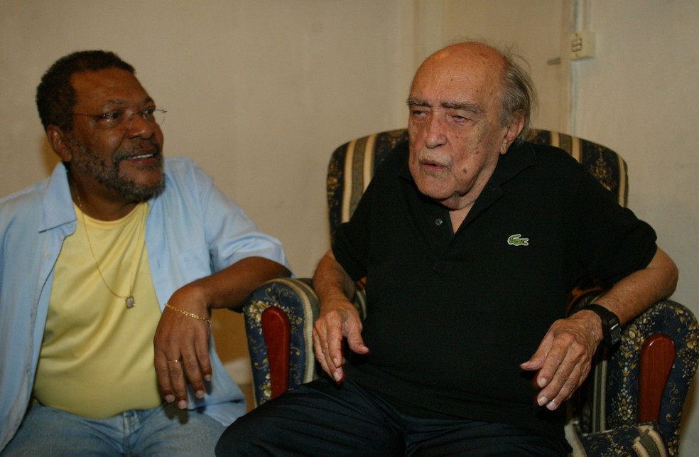 O arquiteto Oscar Niemayer vistita a quadra da escola de samba Vila Isabel — Foto: Márcia Foletto