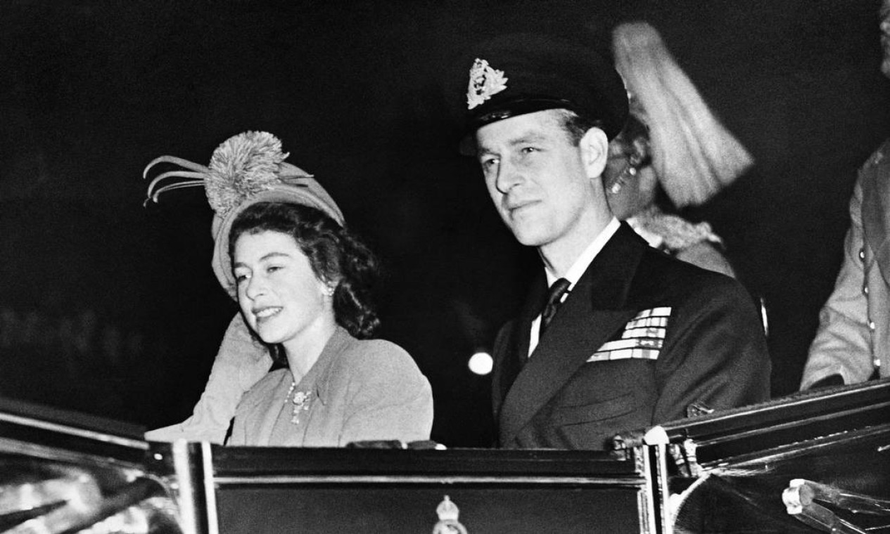 Elizabeth II e o príncipe Philip, duque de Edimburgo, são vistos em uma carruagem puxada por cavalos em Londres, em 1947  — Foto: Arquivo / AFP