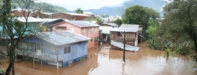 A passagem de um ciclone extratropical pela região Sul do país deixou dezenas de pessoas mortas — Foto: Reprodução