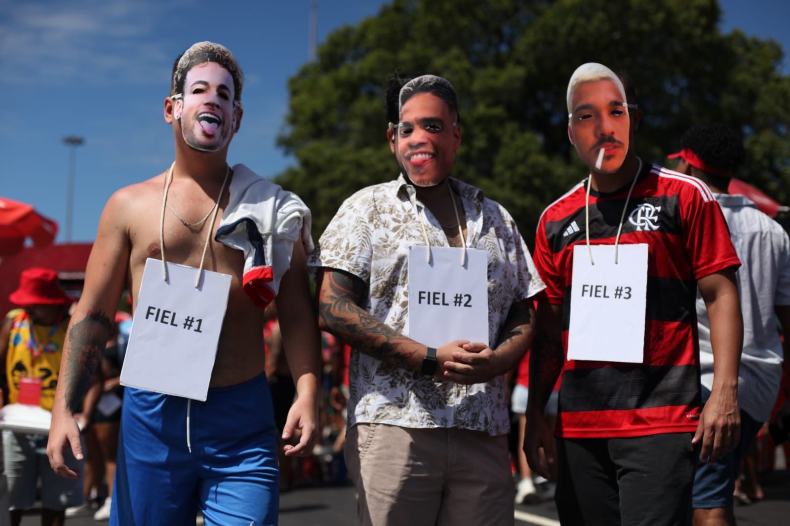 Foliões fantasiados de Neymar, Mc Cabelinho e Chico Moedas no Bloco Bangalafumenga — Foto: Bruno Kaiuca