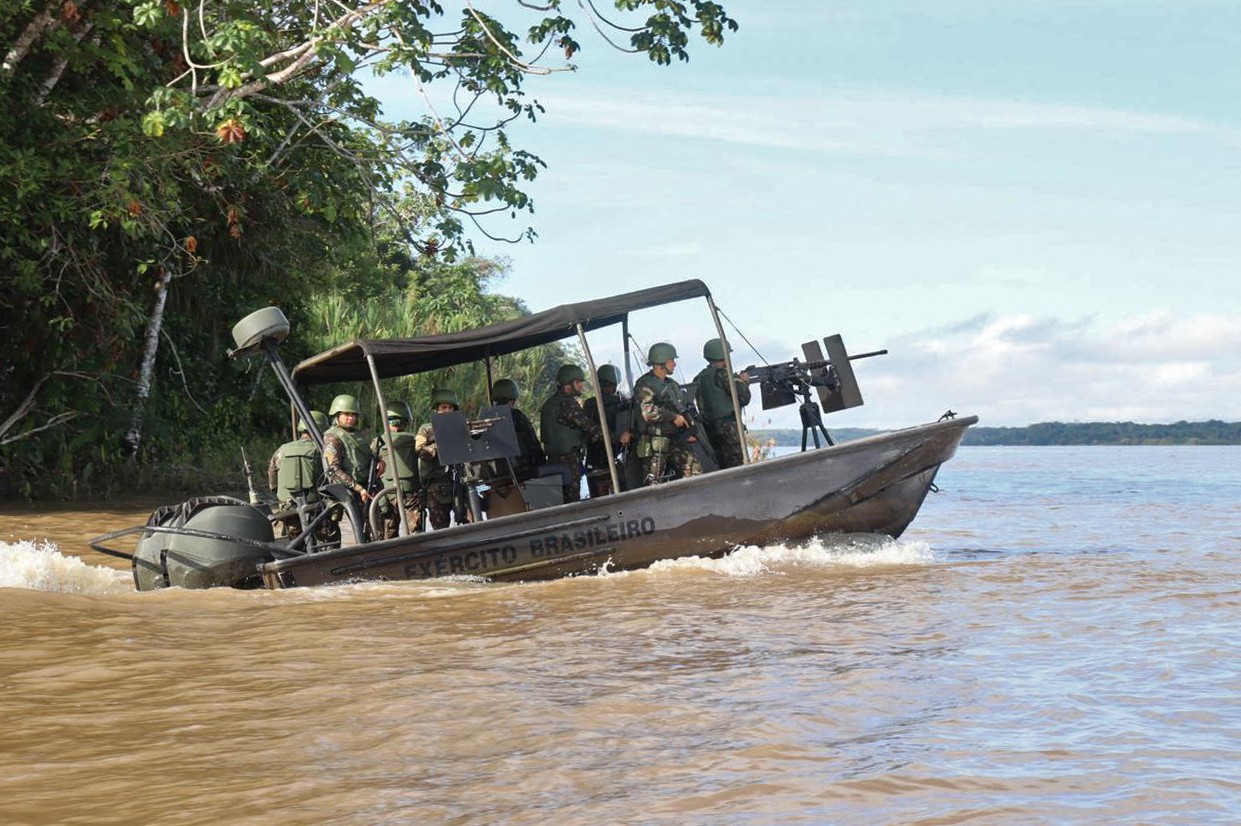 Militares brasileiros realizam buscas com embarcações ao longo da bacia do Rio Amazonas — Foto: Comando Militar da Amazônia / AFP
