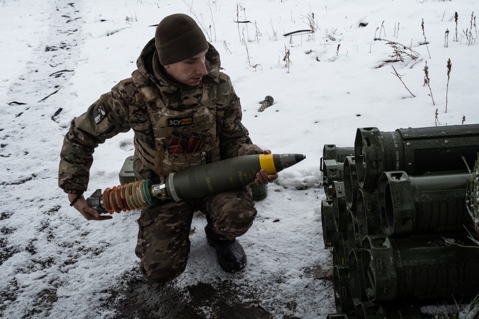 Militar ucraniano carrega um morteiro em Bakhmut  — Foto: YASUYOSHI CHIBA / AFP - 15/02/2023