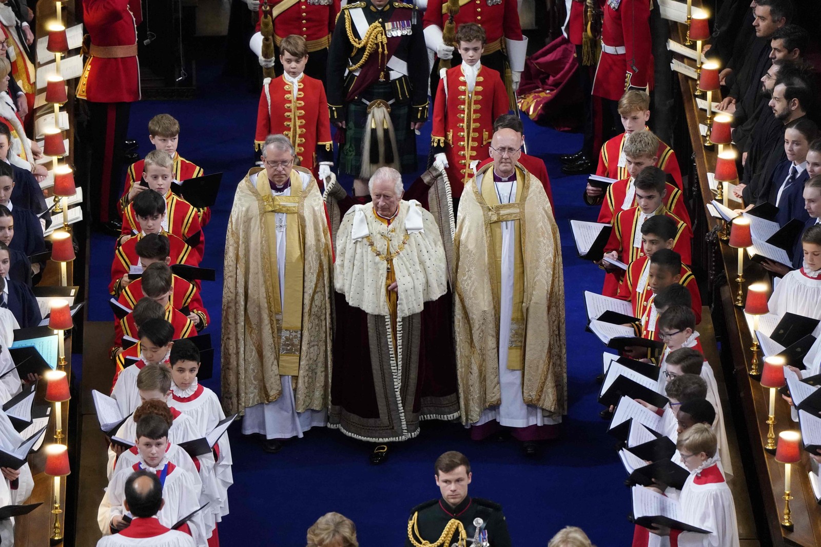 O rei Charles III da Grã-Bretanha entra na Abadia de Westminster — Foto: Andrew Matthews / POOL / AFP