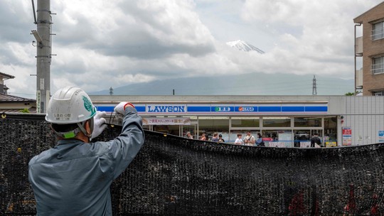 Contra turistas, cidade japonesa instala barreira para bloquear vista do Monte Fuji