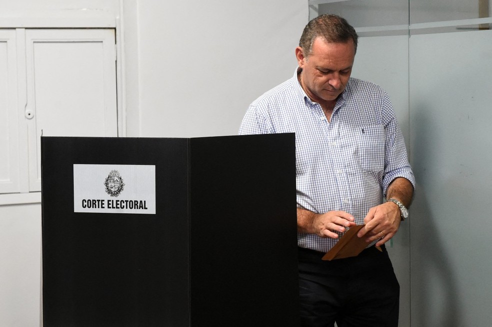 O candidato da coalizão governista, Alvaro Delgado, vota em Montevidéu, Uruguai — Foto: DANTE FERNANDEZ / AFP