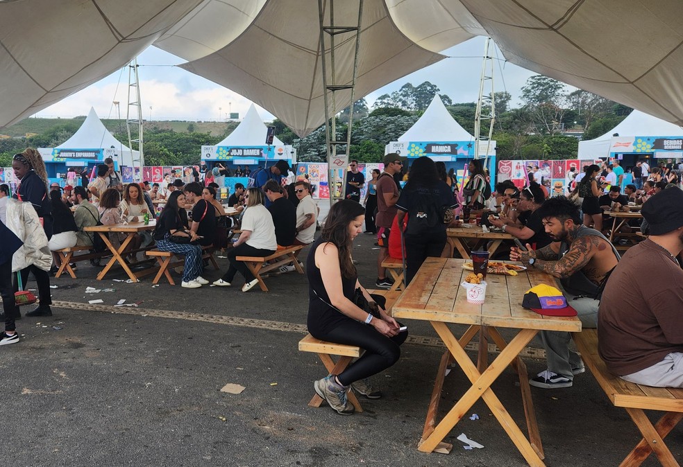 Área gourmet do festival tem poucas unidades de mesa e área coberta reduzida — Foto: Hyndara Freitas