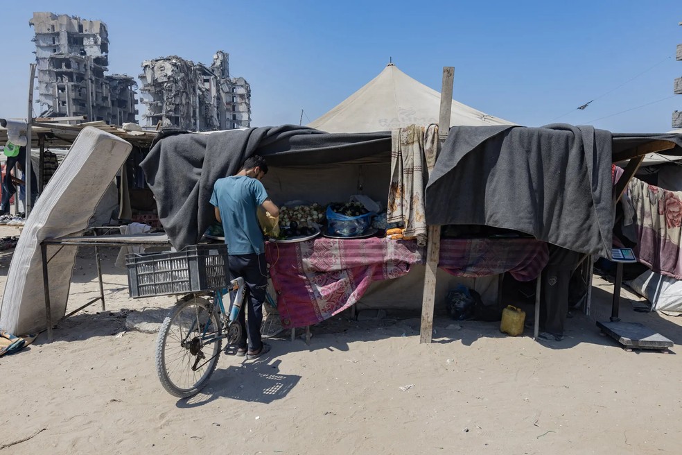 Mercado com pouca comida disponível na cidade de Gaza — Foto: Saher Alghorra / The New York Times