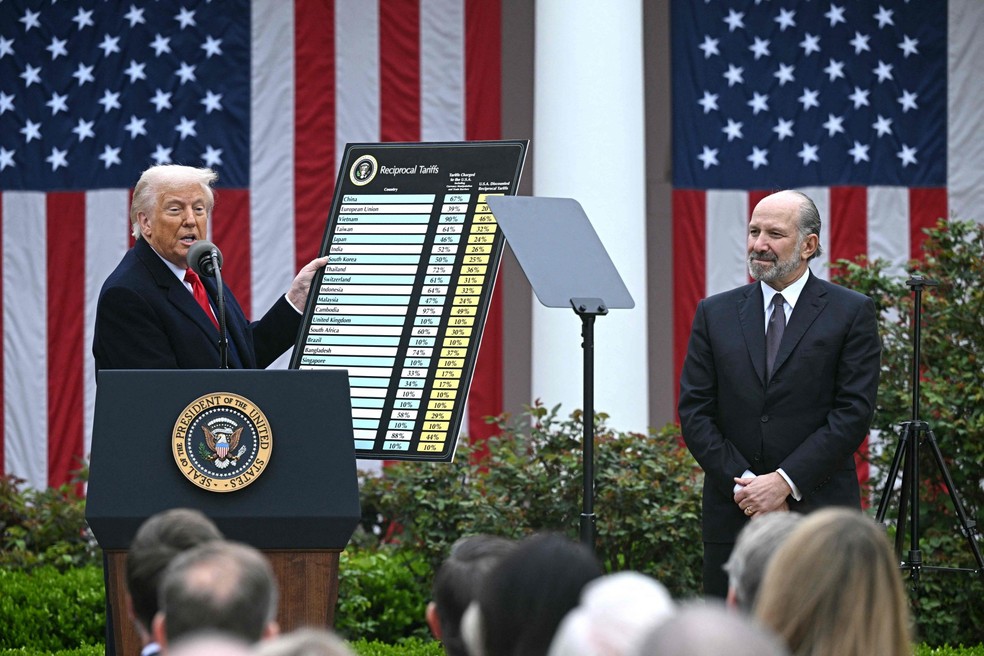 Trump anuncia 10% de taxa para produtos de todos os países, incluindo o Brasil  — Foto: Brendan Smialowski / AFP