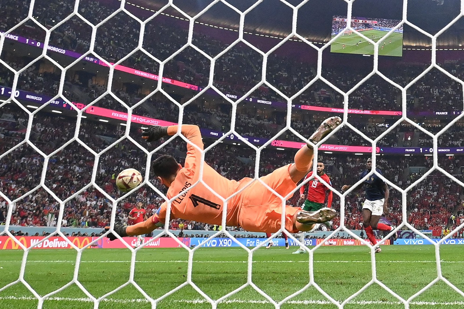 O goleiro da França, Hugo Lloris, desvia um chute perigoso  — Foto: FRANCK FIFE / AFP