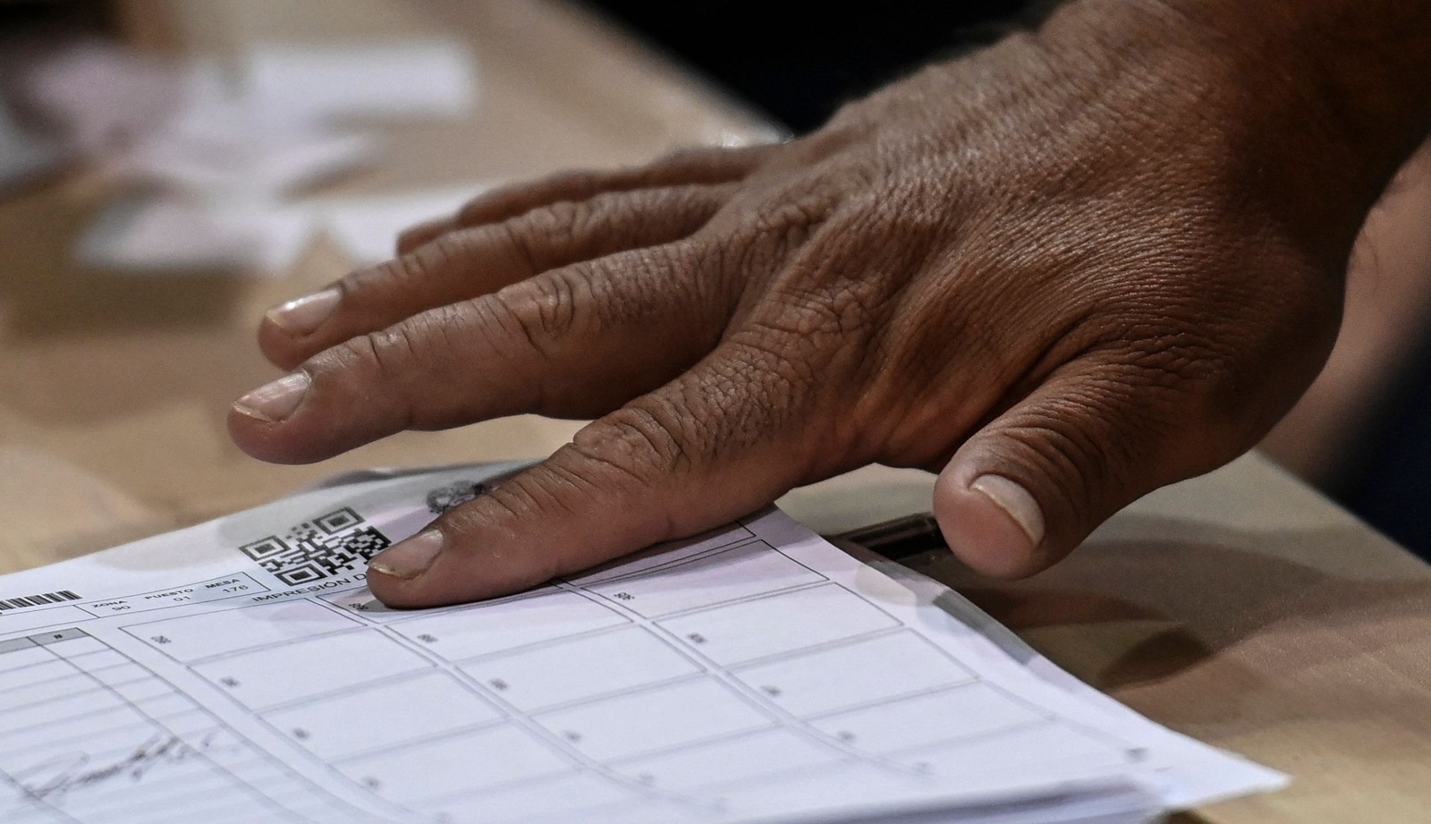Eleitor deixa a impressão digital após votar em Bogotá — Foto: Juan BARRETO / AFP