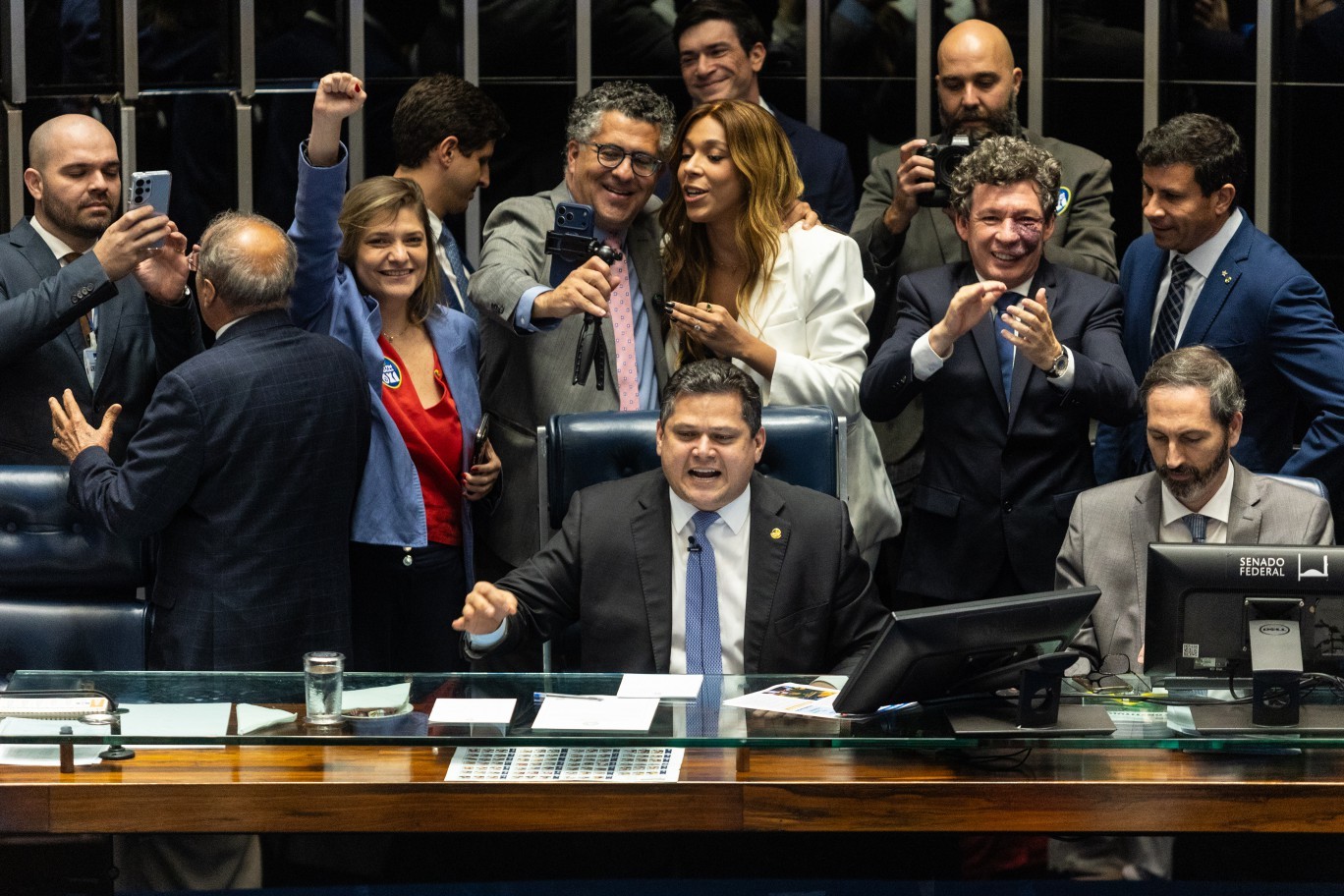 Aprovação do fim da escala 6x1 é alvo de críticas de setores da economia