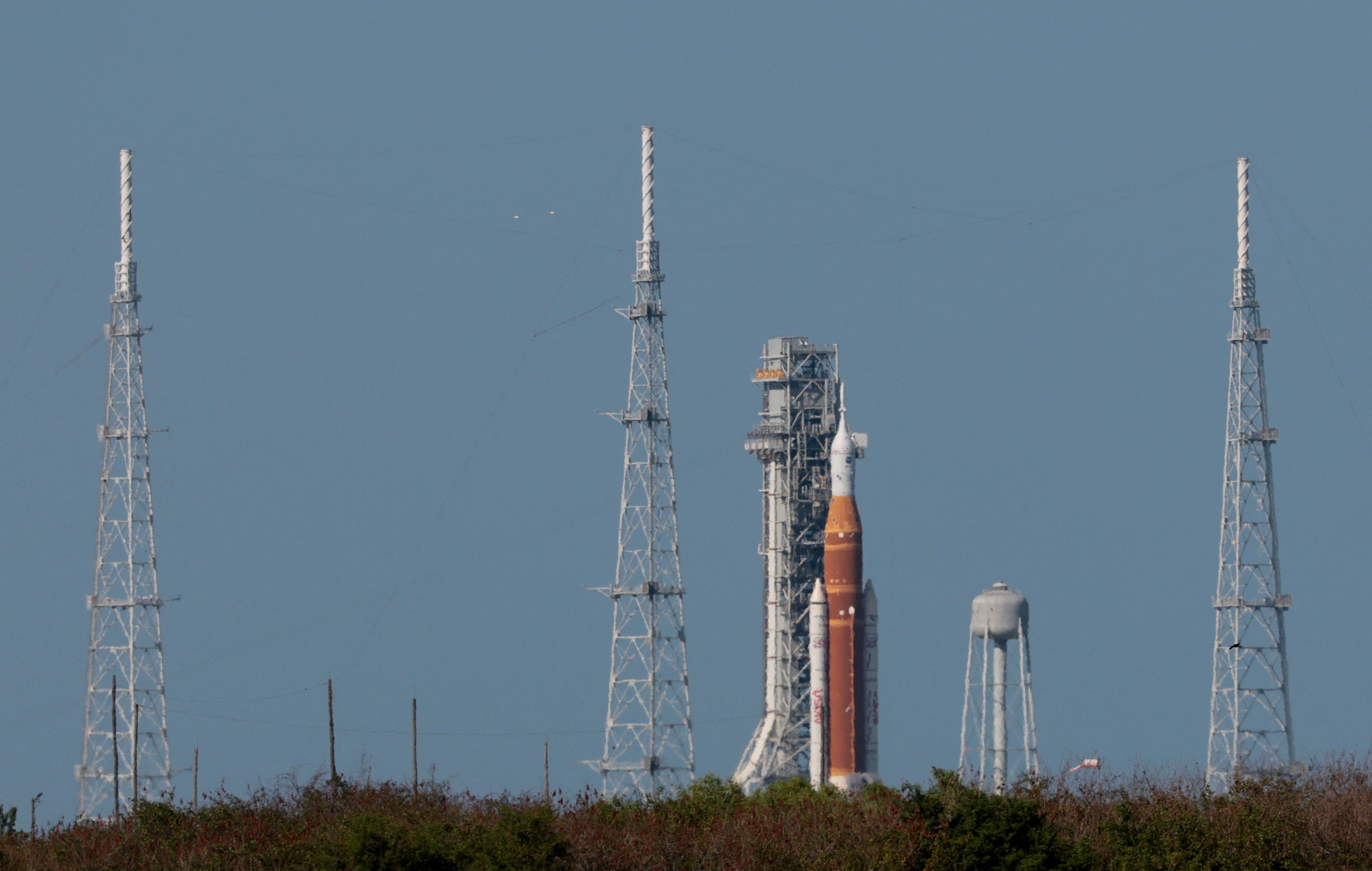 Por que os astronautas da Artemis II usarão trajes laranja? Saiba a história da cor
