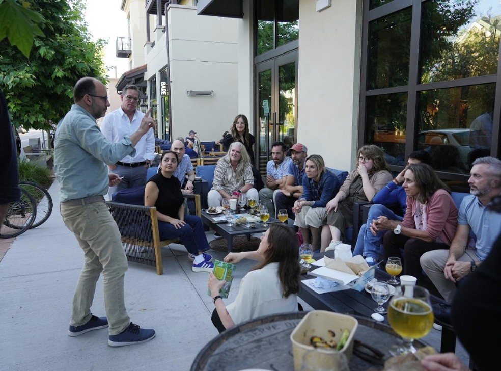Funcionários da Workboard reúnem-se no Bare Bottle, um dos restaurantes do Springline. Na esperança de atrair os trabalhadores de volta, as empresas estão criando espaços exclusivos destinados a competir com o conforto e as características de suas casas — Foto: Jim Wilson/The New York Times