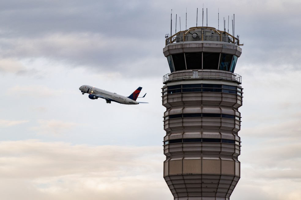 Um avião da Delta Air Lines decola perto da torre de controle de tráfego aéreo do Aeroporto Nacional Ronald Reagan Washington (DCA) em Arlington, Virgínia — Foto: Bloomberg