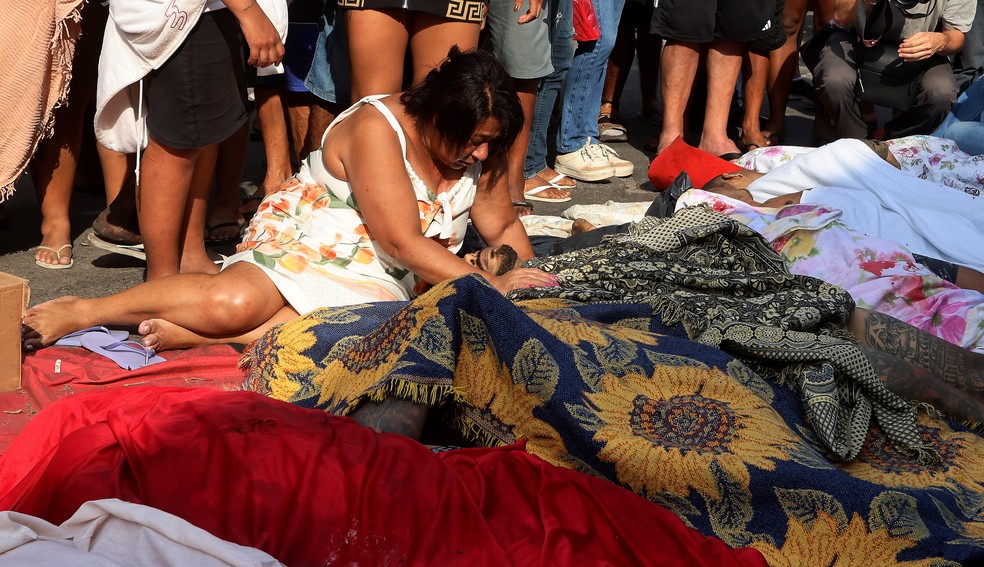 Parentes dos mortos se reuniram na Praça São Lucas para fazer o reconhecimento. Muitos eram filhos e maridos — Foto: Fabiano Rocha / Agência O Globo