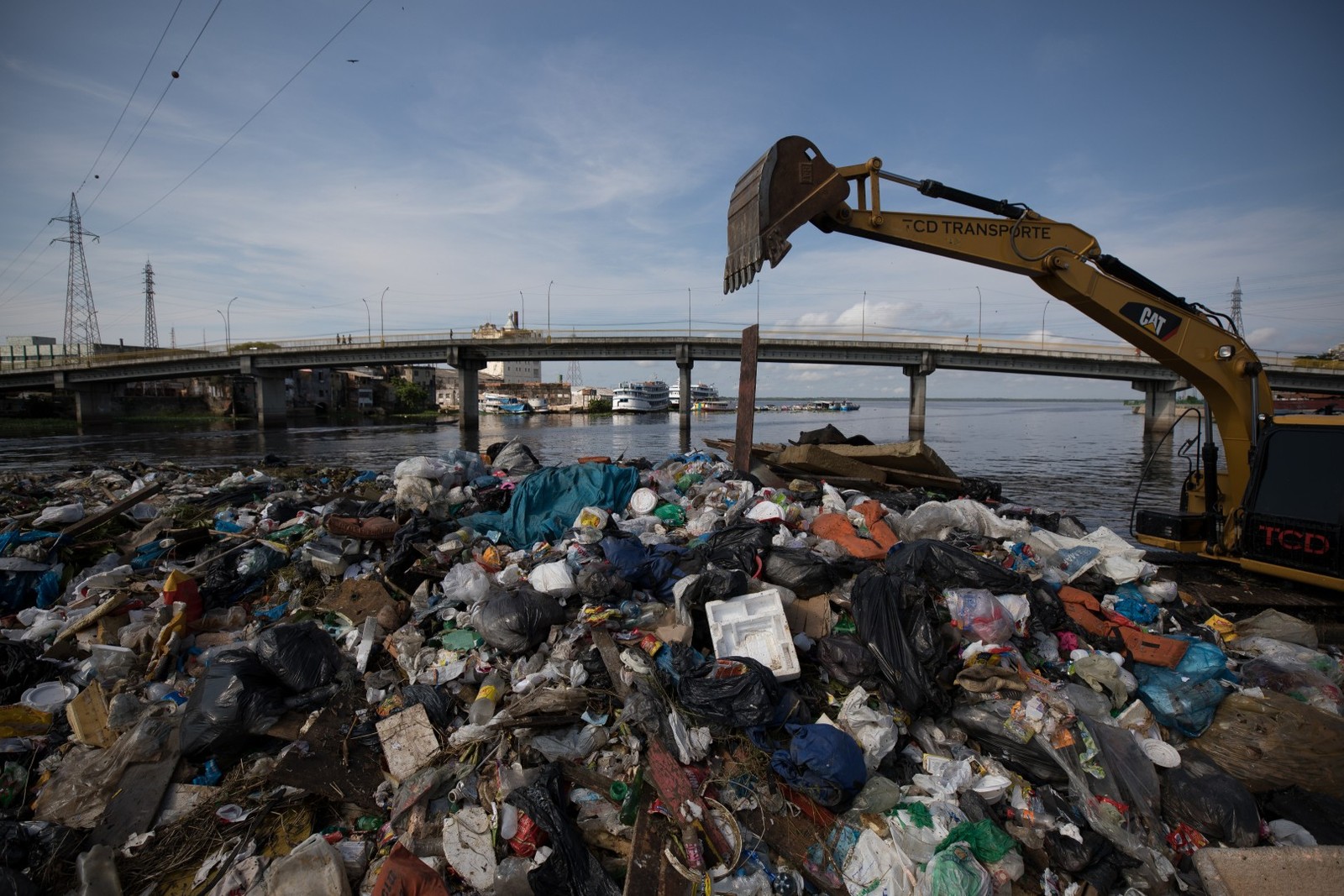 Lixo no igarapé do bairro São Raimundo em  Manaus: cerca de cinco toneladas de resíduos descartados são recolhidos por dia pelos agentes de limpeza pública da capitalAgência O Globo