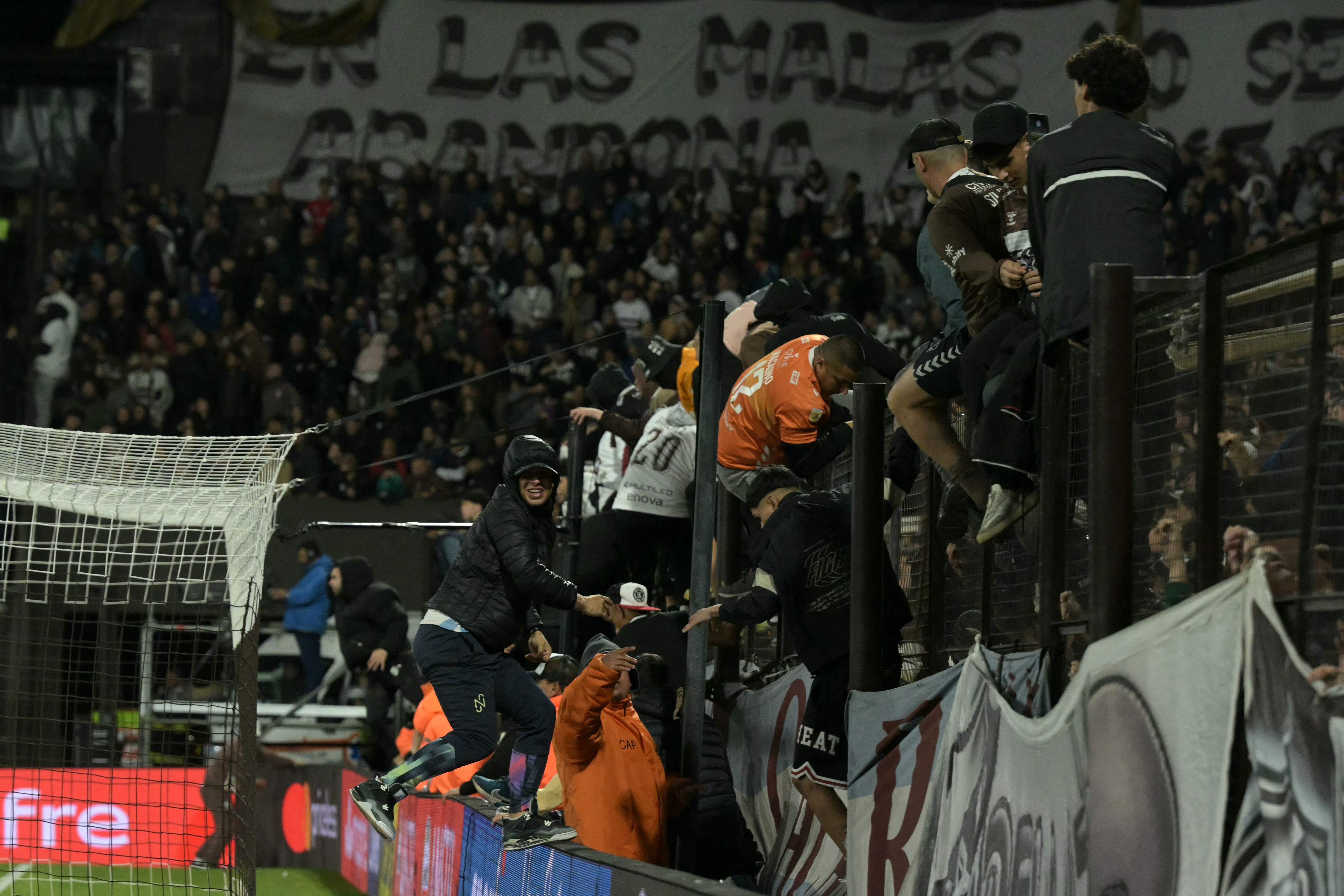 Torcedores do Platense invadem campo, arrancam faixas do Fluminense e arremessam cadeiras no setor visitante; veja